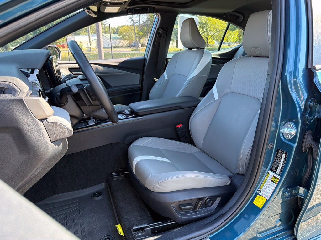 Used 2025 Toyota Camry SE w/ Convenience Package FWD image 18