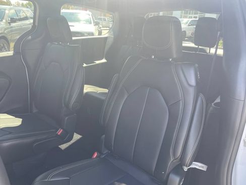 New 2026 Chrysler Pacifica Select FWD image 11