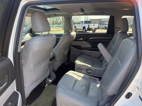 Used 2014 Toyota Highlander Limited image 19