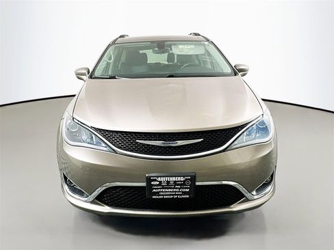 Used 2017 Chrysler Pacifica Touring-L w/ Tire & Wheel Group image 2