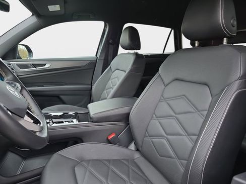 Used 2025 Volkswagen Atlas Cross Sport SE image 18