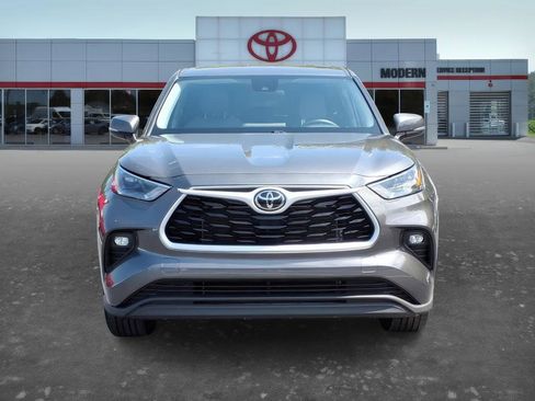 Used 2025 Toyota Highlander LE FWD image 2