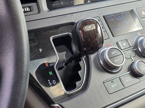 Used 2017 Toyota Sienna XLE image 40