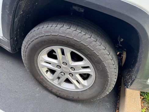 Used 2024 Jeep Grand Cherokee Laredo w/ Luxury Tech Group I image 5