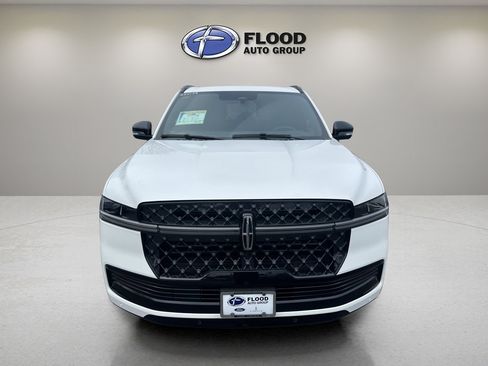 New 2026 Lincoln Navigator Reserve w/ Jet Appearance Package AWD/4WD image 2