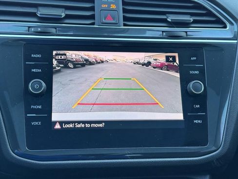 Used 2023 Volkswagen Tiguan SE w/ Panoramic Sunroof Package image 25