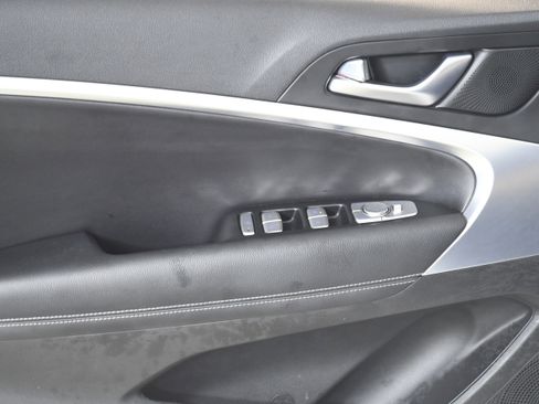 Used 2025 Genesis G70 2.5T image 21