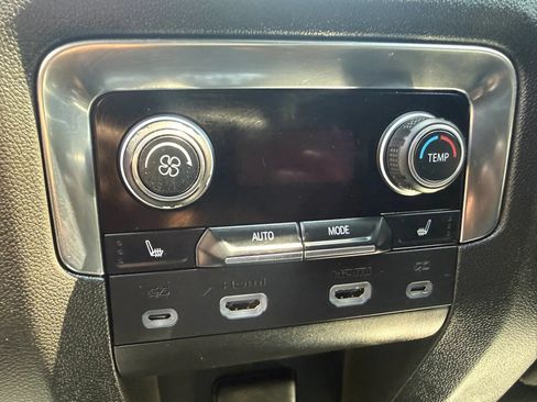 Used 2024 Chevrolet Tahoe Z71 w/ Luxury Package AWD/4WD image 29