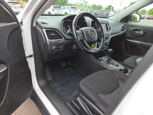 Used 2019 Jeep Cherokee Latitude w/ Cold Weather Group AWD/4WD image 10