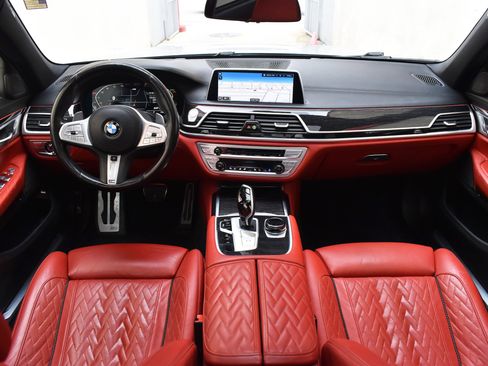 Used 2021 BMW 750i xDrive w/ Executive Package image 32