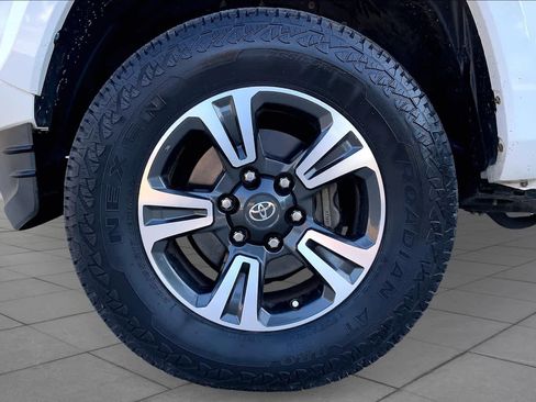 Used 2016 Toyota Tacoma TRD Sport w/ Towing Package image 10