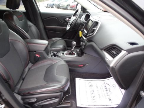 Used 2016 Jeep Cherokee Trailhawk w/ Cold Weather Group image 36