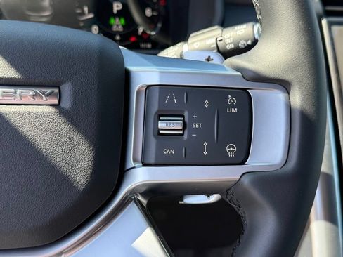 Certified 2025 Land Rover Discovery Dynamic SE AWD/4WD image 18