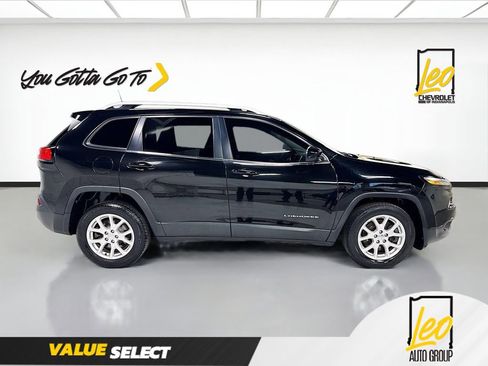 Used 2017 Jeep Cherokee Latitude w/ Cold Weather Group FWD image 4