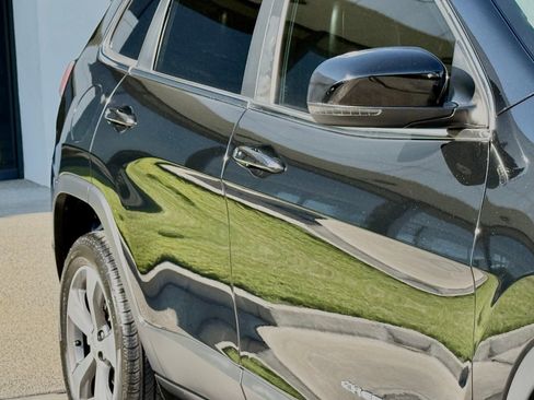 Used 2019 Jeep Cherokee Limited w/ Technology Group FWD image 9