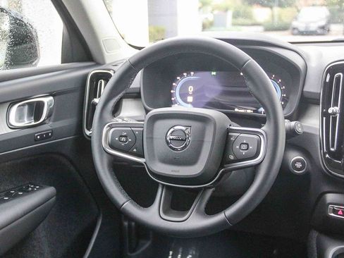Used 2025 Volvo XC40 B5 Plus image 17
