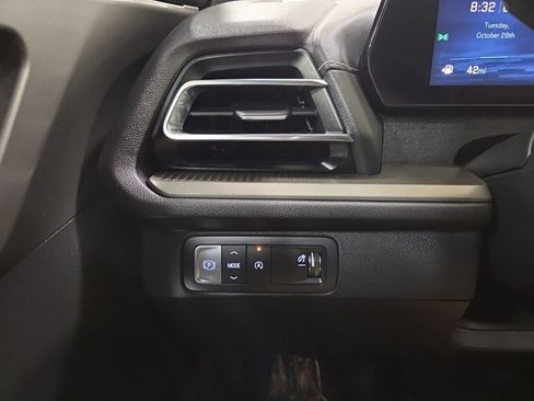 Used 2025 Chevrolet Traverse LT image 27