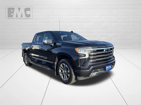 Used 2022 Chevrolet Silverado 1500 High Country w/ Z71 Off-Road Package AWD/4WD image 2