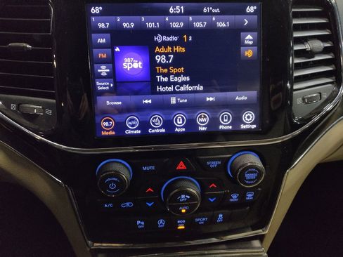 Used 2020 Jeep Grand Cherokee Limited w/ Luxury Group II image 25