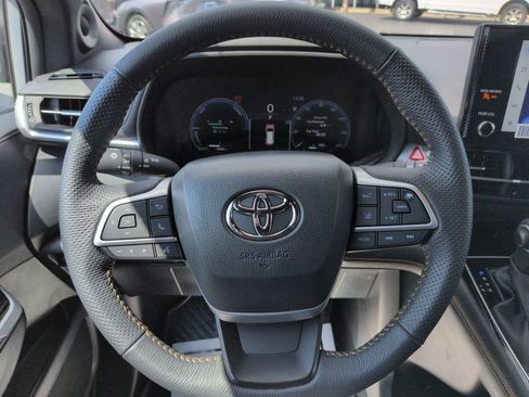 Certified 2025 Toyota Sienna XLE Woodland Edition AWD/4WD image 14