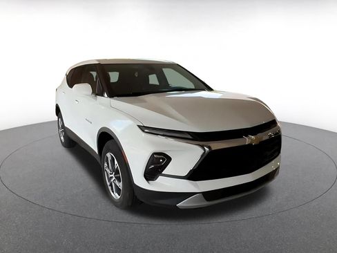 Used 2026 Chevrolet Blazer LT FWD image 3