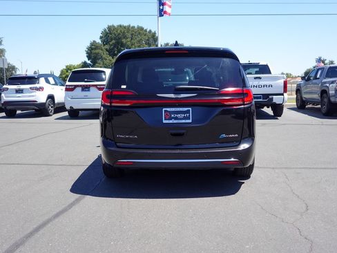 Used 2024 Chrysler Pacifica Limited FWD image 6