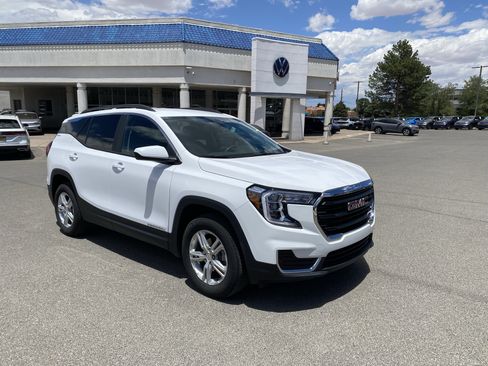 Used 2024 GMC Terrain SLE w/ Driver Convenience Package AWD/4WD image 2