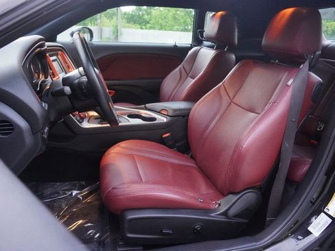 Used 2017 Dodge Challenger SXT RWD image 3