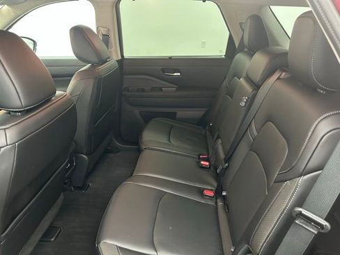 Used 2025 Nissan Pathfinder SL image 32