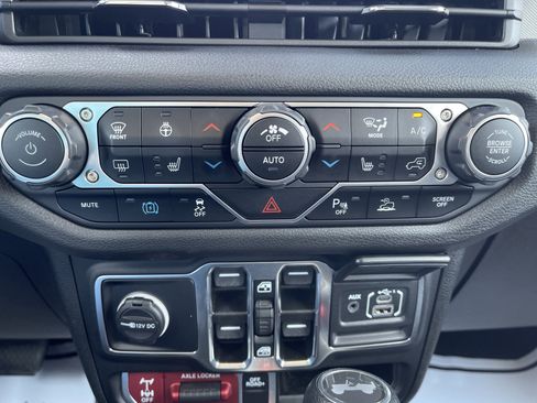 Used 2024 Jeep Wrangler Willys image 27