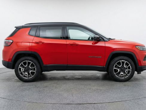 Used 2025 Jeep Compass Trailhawk image 11
