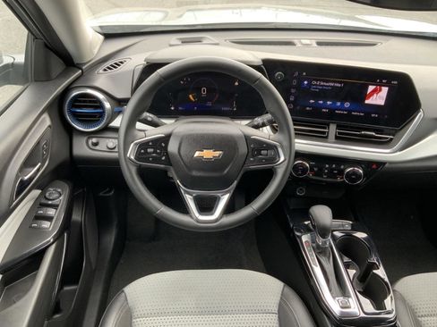 Used 2025 Chevrolet Trax LT w/ LT Convenience Package FWD image 24