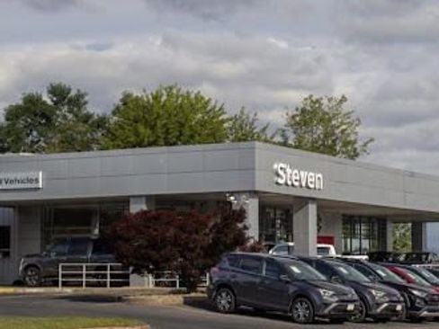 Used 2023 Land Rover Discovery S R-Dynamic image 7