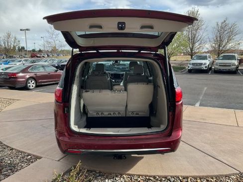Used 2017 Chrysler Pacifica Limited FWD image 7