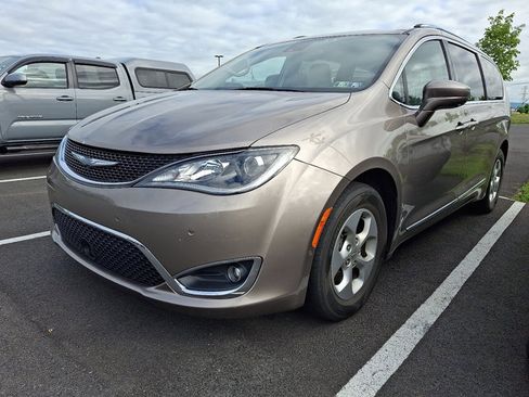 Used 2017 Chrysler Pacifica Touring-L Plus w/ Advanced Safetytec Group FWD image 3