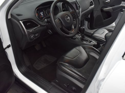 Used 2020 Jeep Cherokee Latitude Plus image 12