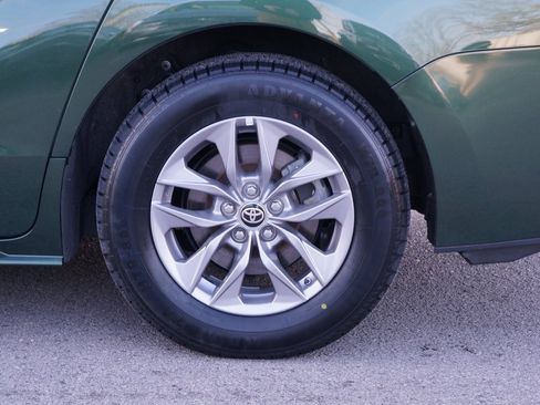 Used 2024 Toyota Sienna XLE image 11