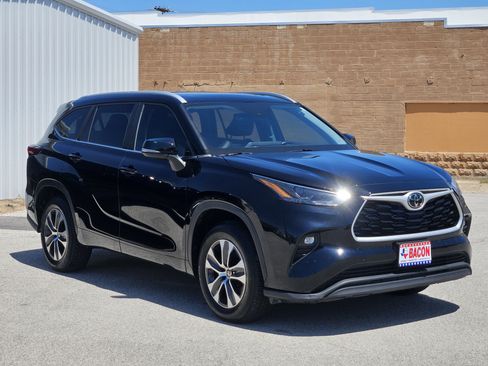 Used 2023 Toyota Highlander XLE FWD image 3