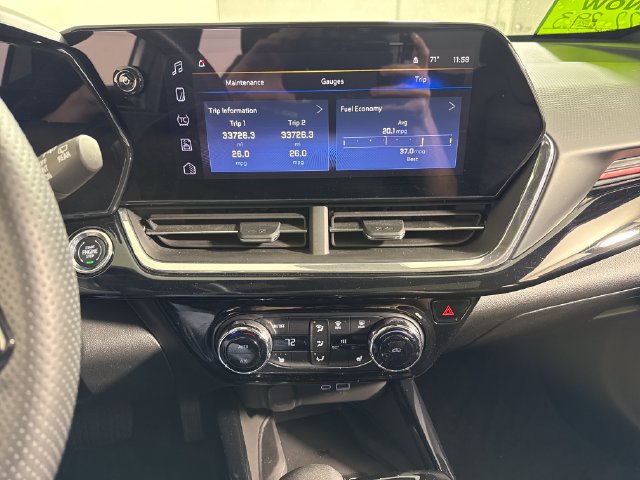 Used 2024 Chevrolet Trax RS w/ Sunroof Package FWD image 32