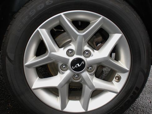 Used 2023 Kia Soul LX w/ LX Technology Package image 11