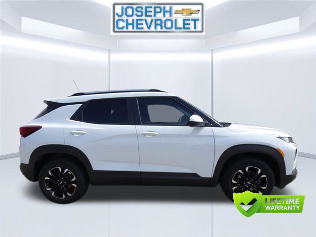 Used 2022 Chevrolet TrailBlazer LT w/ Driver Confidence Package FWD image 2