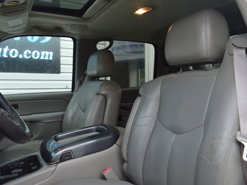 Used 2005 Chevrolet Avalanche Z71 w/ Sun And Sound Package image 12