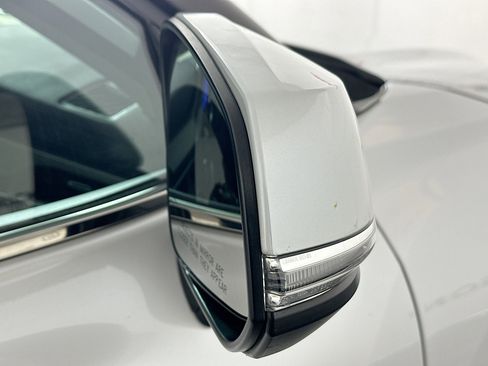 Used 2024 Toyota Highlander LE image 10