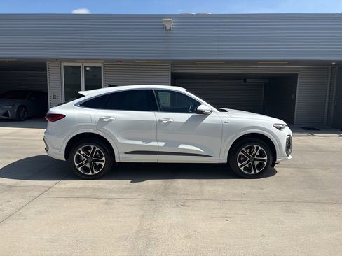 Used 2025 Audi Q5 Premium w/ Convenience Package image 4