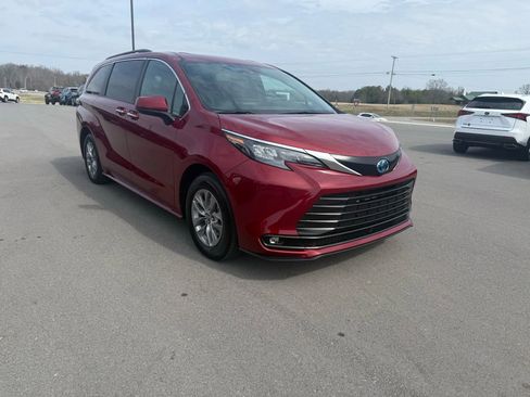 Used 2025 Toyota Sienna XLE image 1
