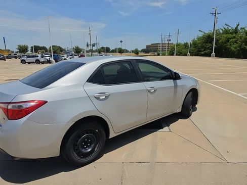 Used 2015 Toyota Corolla LE FWD image 3