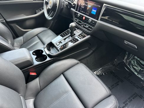 Certified 2025 Porsche Macan AWD/4WD image 17