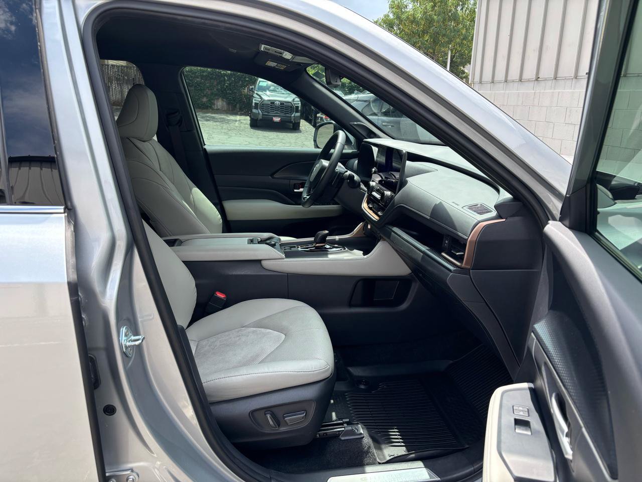 Used 2024 Toyota Grand Highlander AWD Hybrid image 23