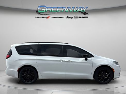 New 2026 Chrysler Pacifica Limited w/ S Appearance Package image 5