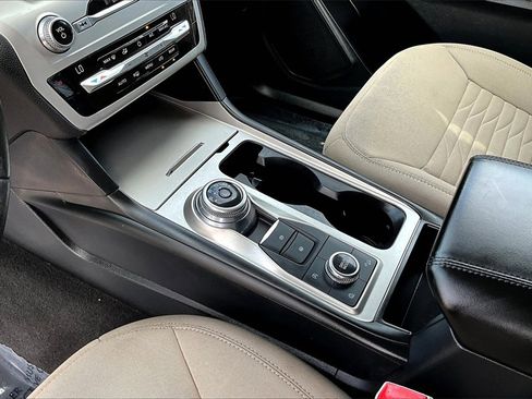 Used 2021 Ford Explorer XLT image 16